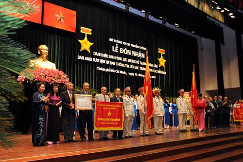 Ban Giao bưu vận và Ban Thông tin liên lạc Trung ương Cục miền Nam đón nhận danh hiệu Anh hùng LLVTND