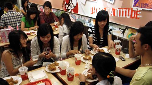 Xu hướng nghiện thức ăn nhanh của giới trẻ và nỗi lo xâm lấn văn hóa ẩm thực của người Việt Nam