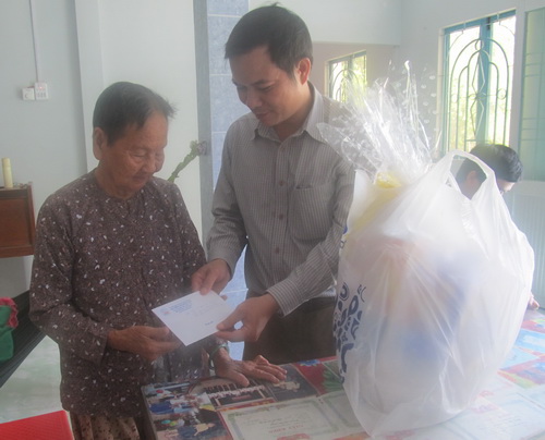 Lãnh đạo Đài TNND TPHCM thăm và tặng quà Mẹ Việt Nam anh hùng ở Trà Vinh 1